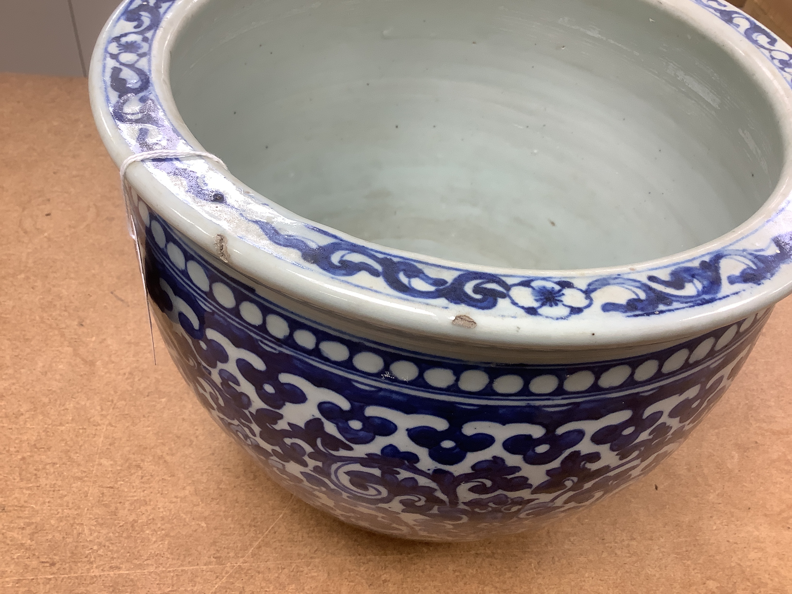 A large Chinese blue and white pot, late 19th century, 23cm high